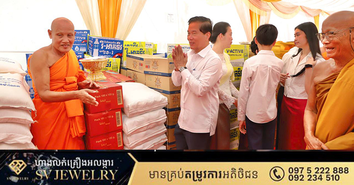 Phnom Penh Governor Offers Donations to Monks for Rainy Season Retreat