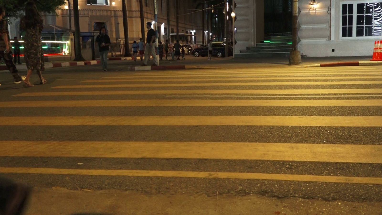 ルールを無視して道路を横断した場合、3万チャットの罰金が科せられます