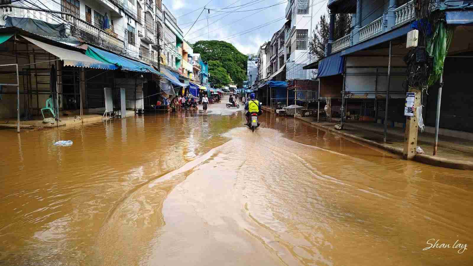 タチレ湖では雨により家屋に水が入り、道路が冠水した