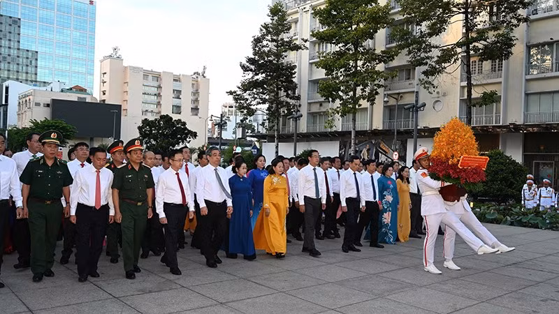 Ho Chi Minh City Commemorates 50 Years Since Being Named After President Ho Chi Minh with Floral Tribute