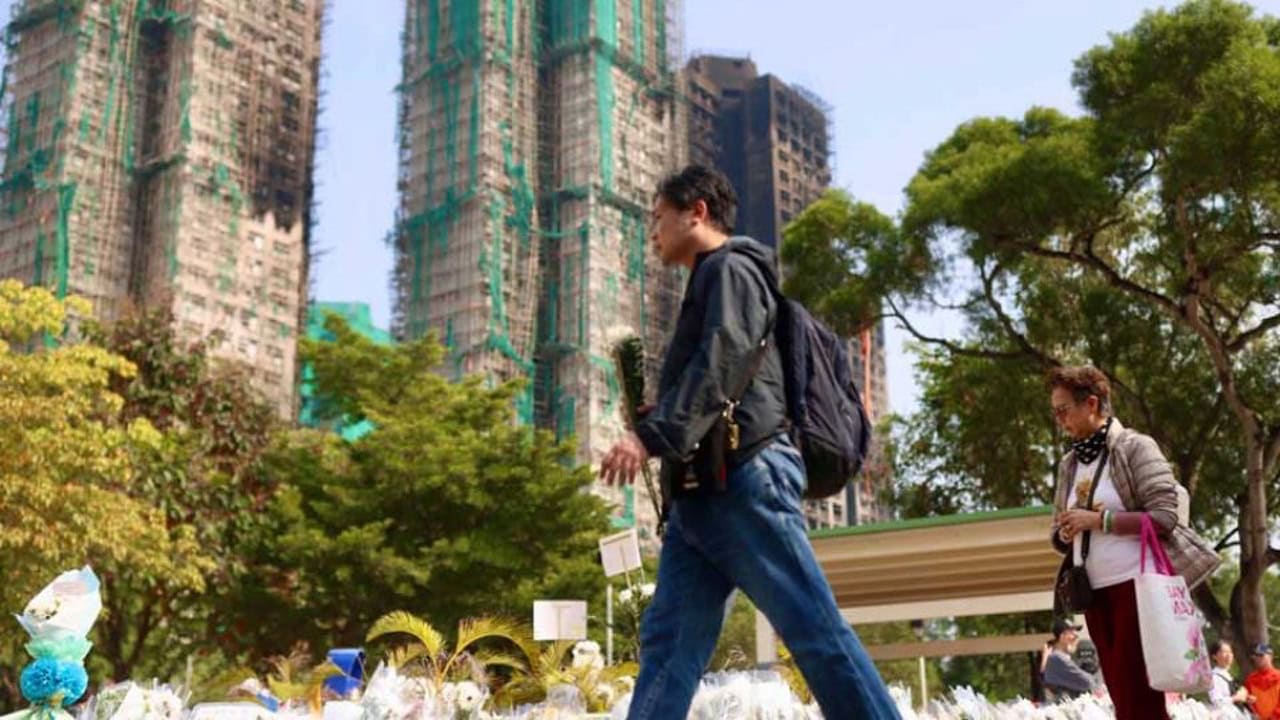 香港高層ビル火災、7人・2社に25件の罪状 殺人も含まれる