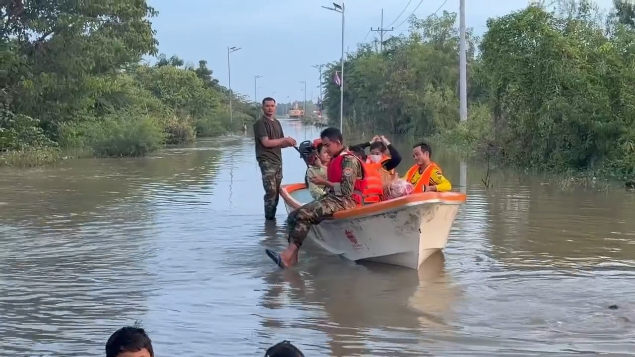 Cambodia: Floodwaters Cut Off Hospital Access, Patients and Staff Use Canoes