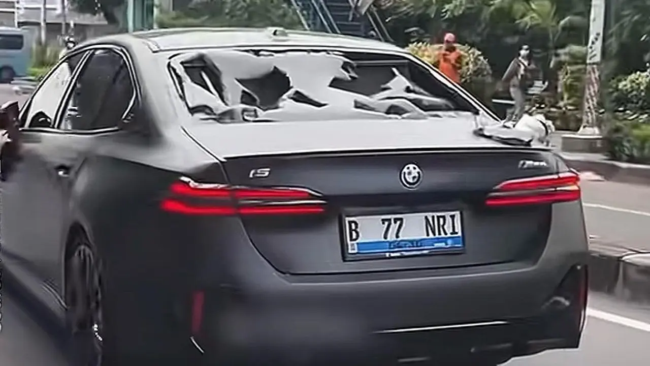 BMW i5 Damaged by Mob in West Jakarta Amid Hit-and-Run Allegations