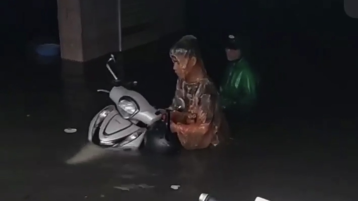 ベトナム中部、集中豪雨で都市部が水没 - マンション地下駐車場が浸水、住民が資産救出に奔走