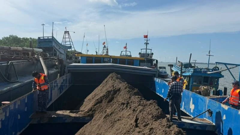 Vietnam Continues to Crack Down on Illegal Sand Transportation on Rivers