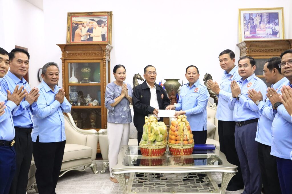 カンボジア人民党、党幹部の自宅を訪問し労をねぎらう