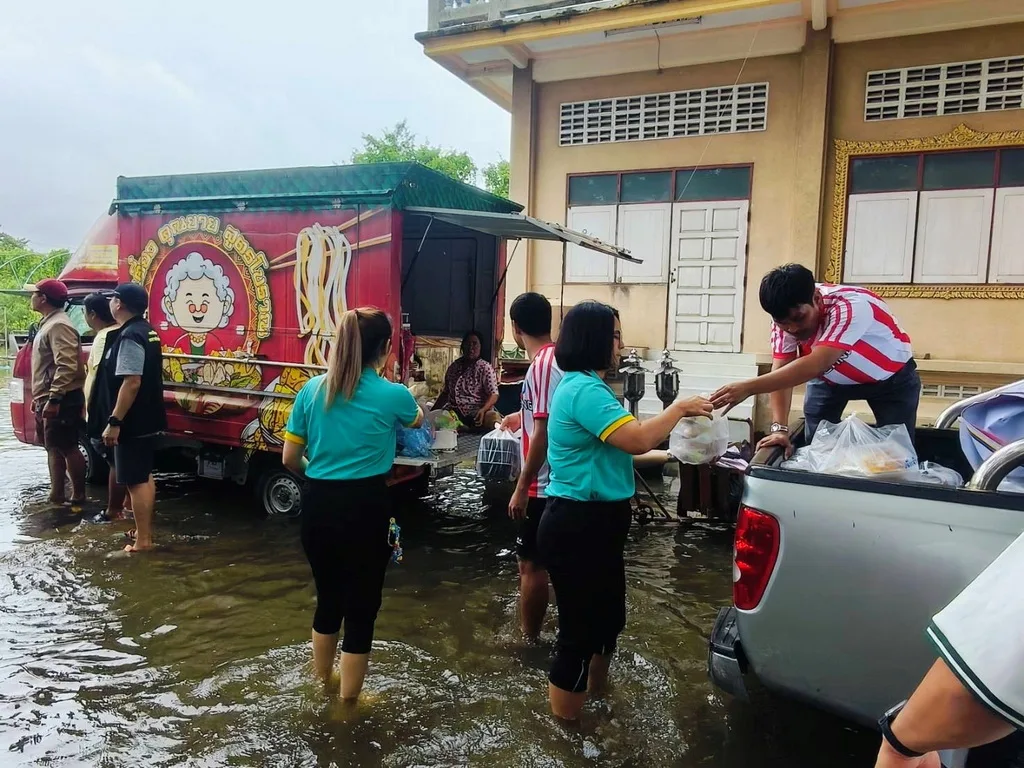 Thai Retail Giants Mobilize Aid for Flood Victims