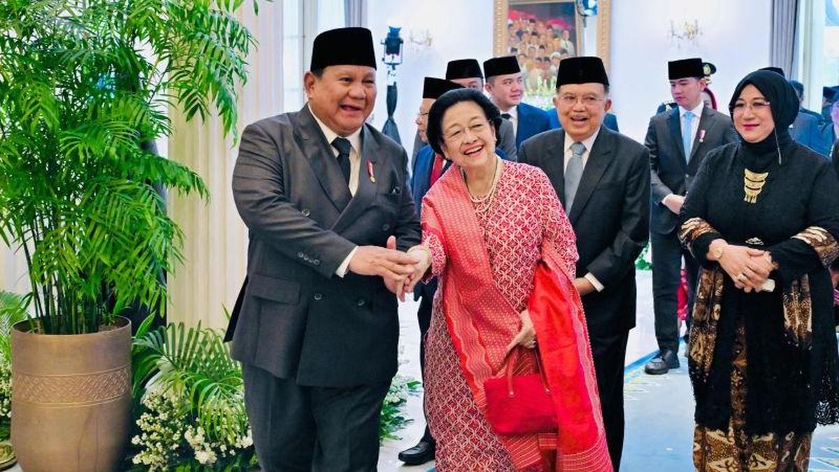 プラボウォ大統領とメガワティ氏、パンチャシラ記念式典で親密な様子