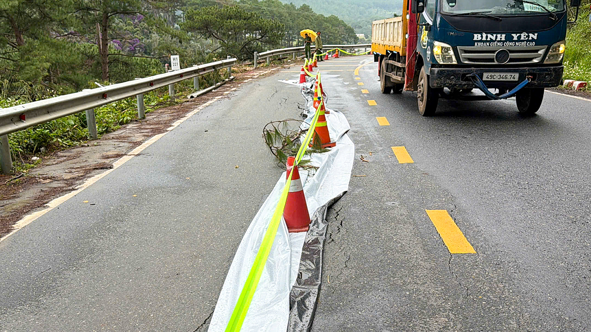 ダラットへの玄関口、ミモザ峠で大規模な道路亀裂が発生