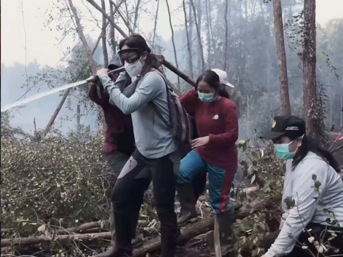 Sherina Reports from Kalimantan Wildfire Site, Highlighting Extinguishing Efforts