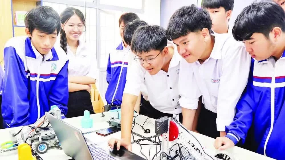 Vietnam's Education Sector Accelerates Reforms for AI Era, Focusing on Teacher Training and Quality Improvement