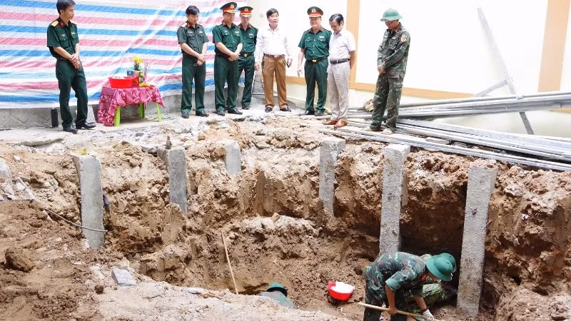 クアンチ省で4柱の遺骨発見、病院建設現場で兵士を追悼
