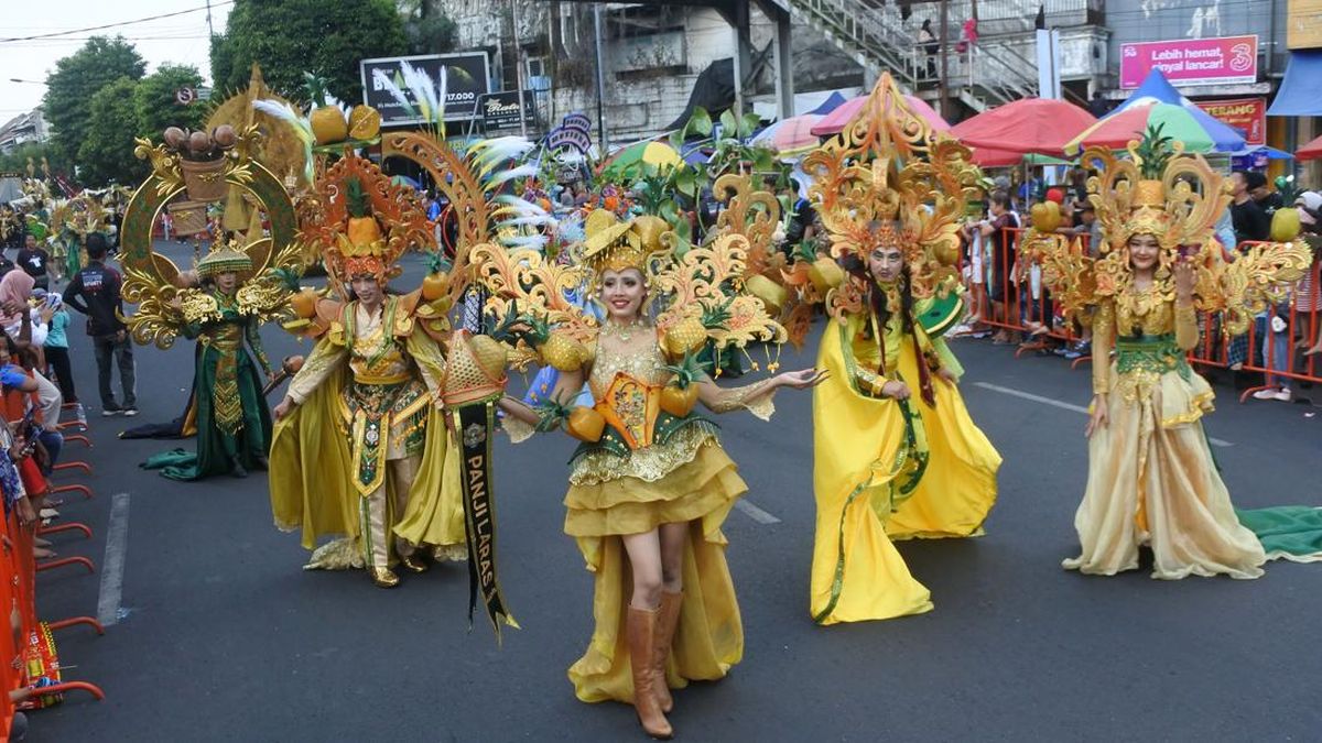インドネシア文化の祭典、多様な民族衣装が彩る