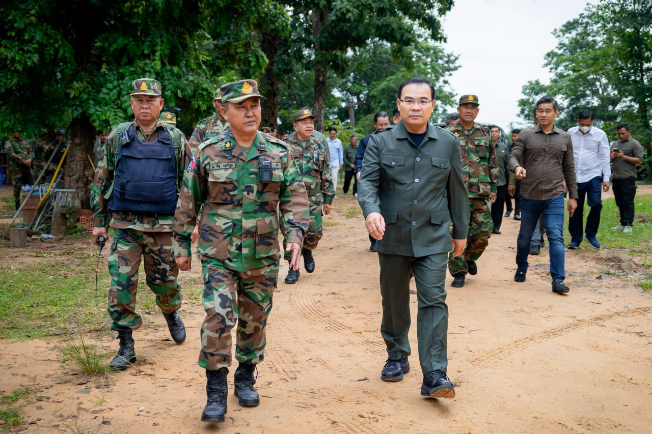 カンボジア国防相、タイ国境警備部隊を慰問 支援物資と激励を届ける