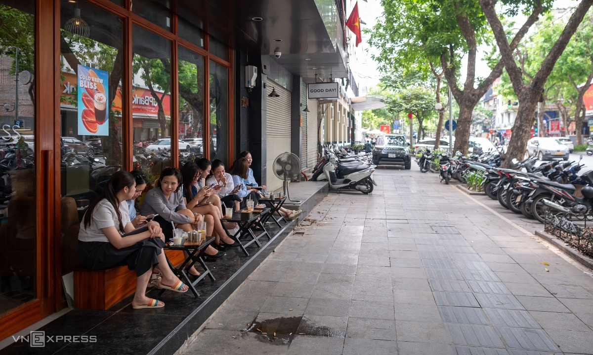 Hanoi to Pilot Paid Sidewalk Rental Amid Mixed Public Reactions