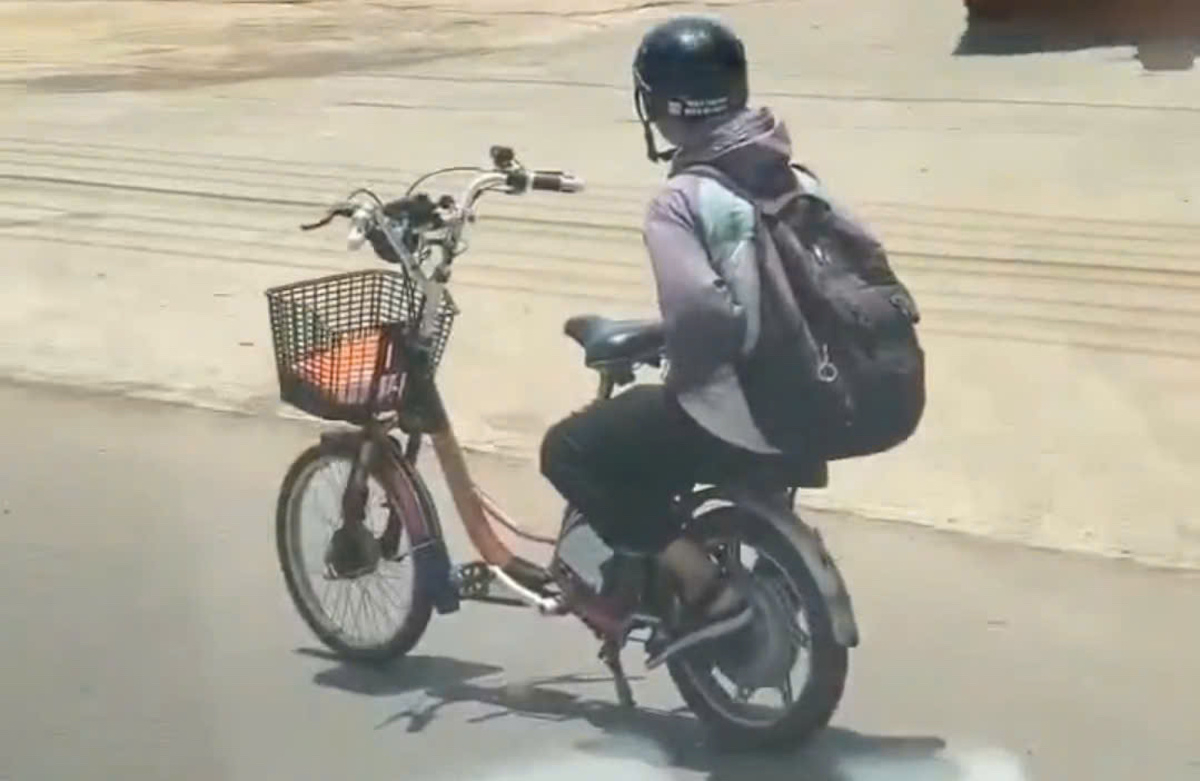 Police investigate viral video of student riding electric bike hands-free in Dong Nai