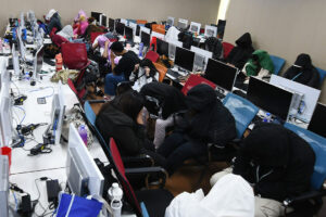 オンライン詐欺疑いのPOGO施設から外国人76人摘発