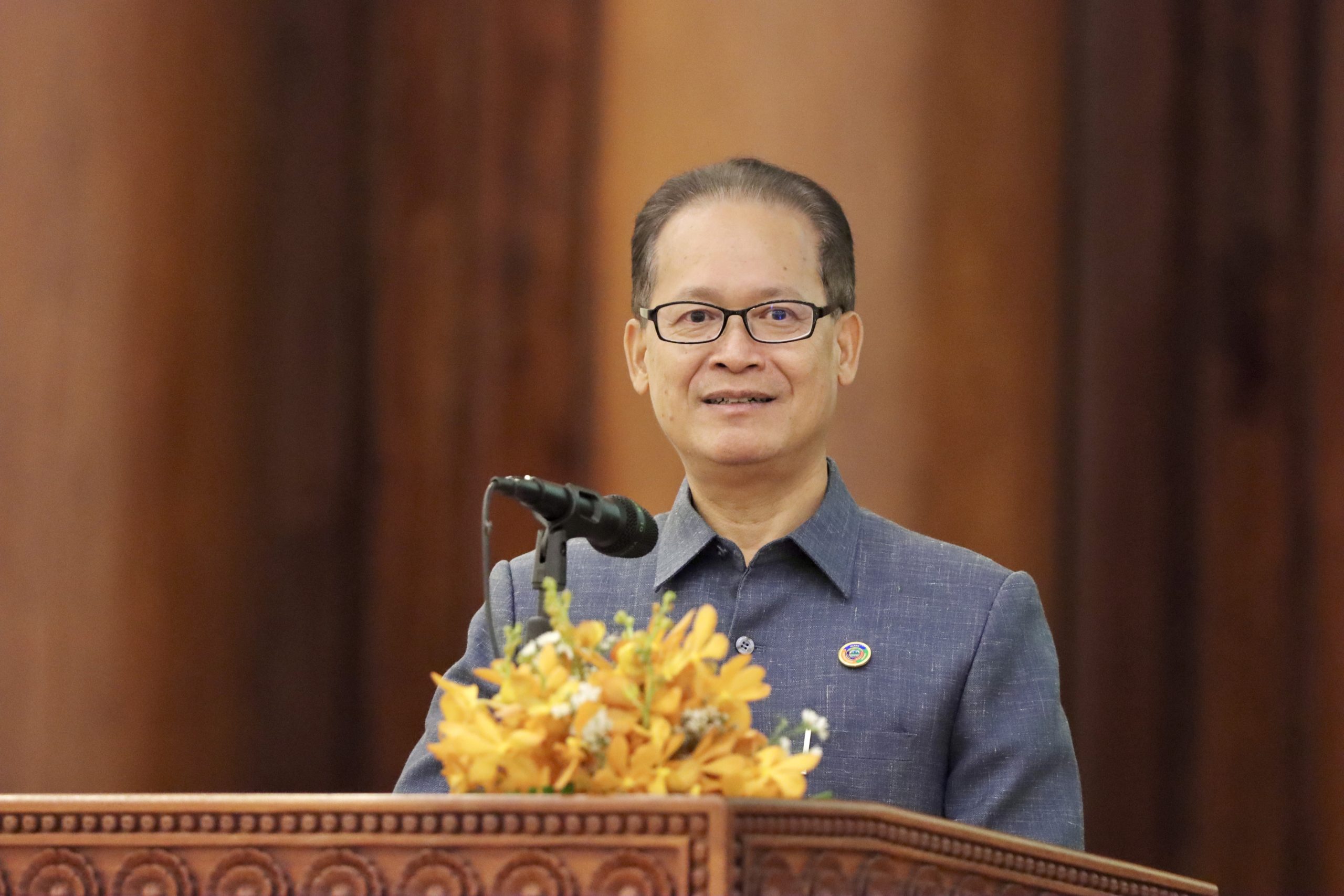 カンボジア、優秀な高校生を称賛 首相夫妻からの奨励金授与