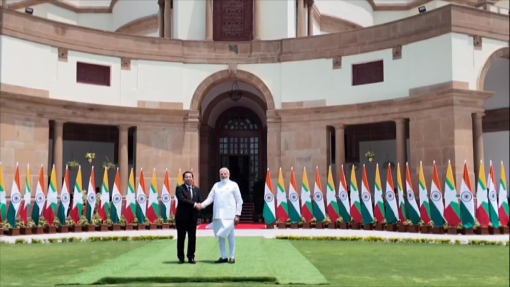 ミャンマー大統領、インド首相と非公式会談