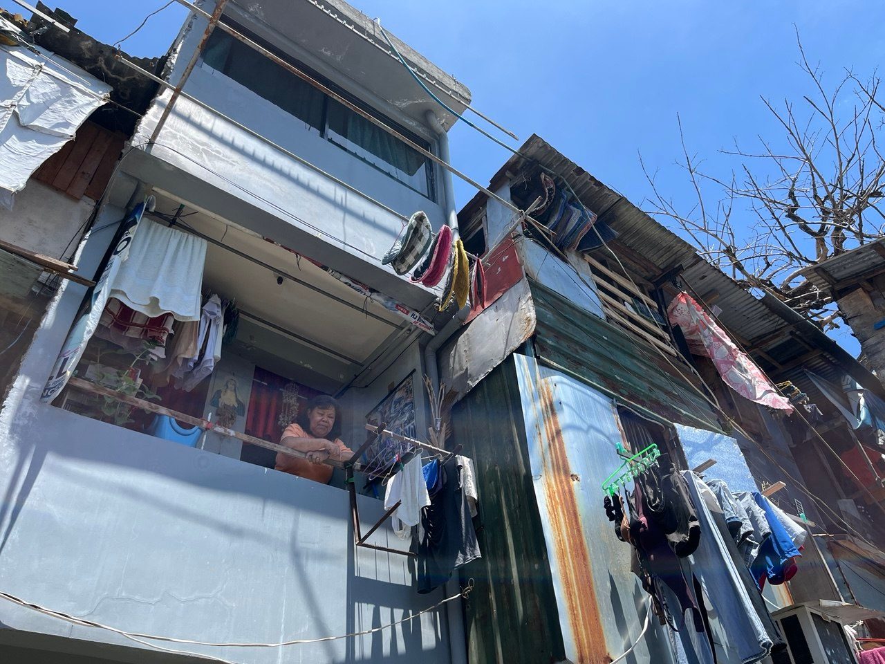 マニラ、川沿いの住民、住みやすい住居を求めて闘う