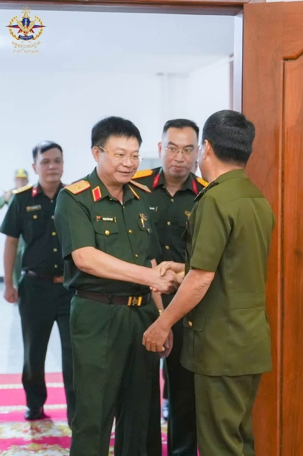 カンボジア軍総司令官、ベトナム軍幹部と会談 防衛協力強化を確認