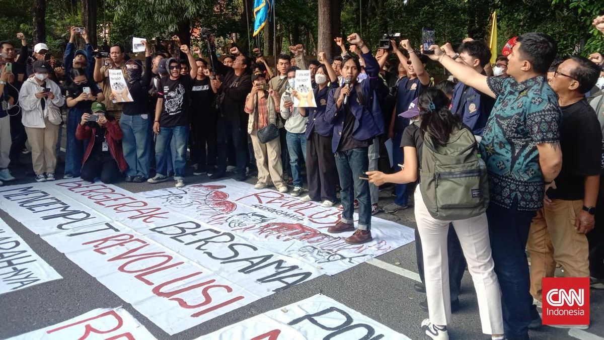 Students Protest at Bali DPRD, Demand National Reforms