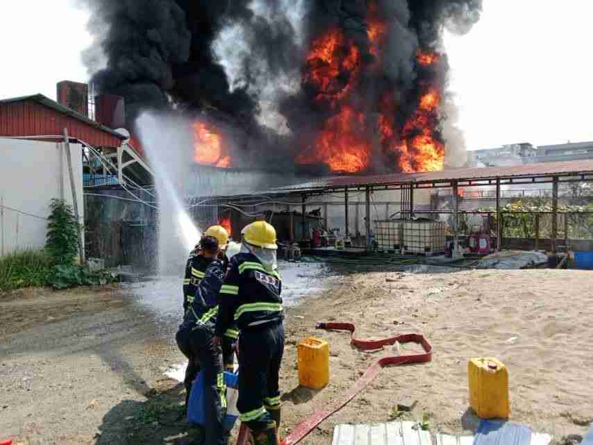 Oil storage tank fire in Muse, China also came to help