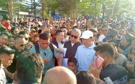 President Jokowi Kicks Off Political Safari in Kupang with Walkabout