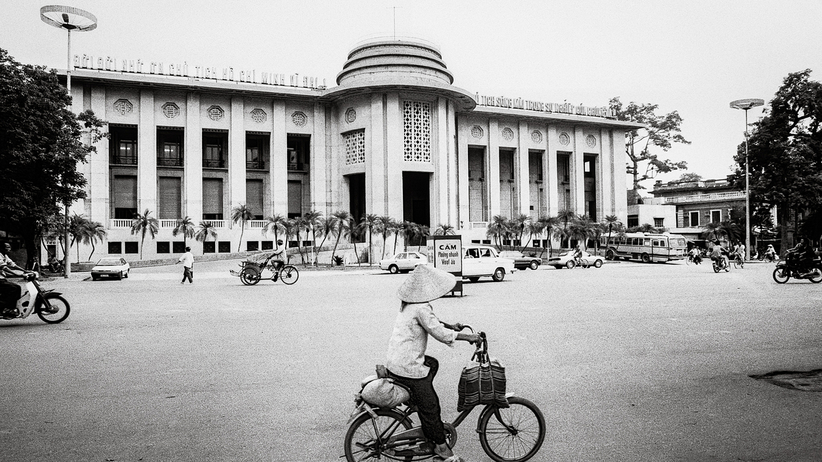 1992 Hanoi Through British Photographer's Lens: Vibrancy and Warmth