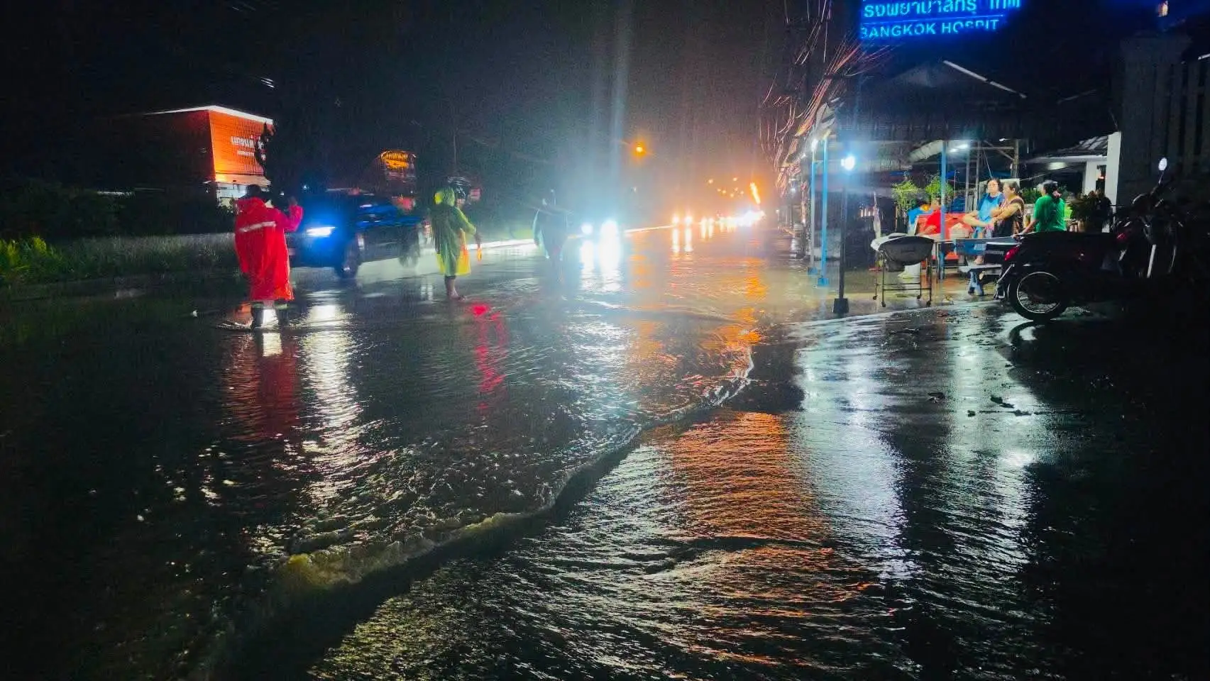 タイ北部で豪雨、堤防決壊と道路冠水 復旧急ぐ