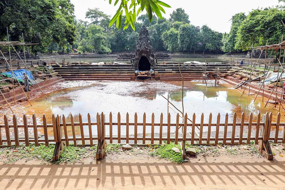 アンコール遺跡、ナーガの塔西側貯水池で修復作業が進む