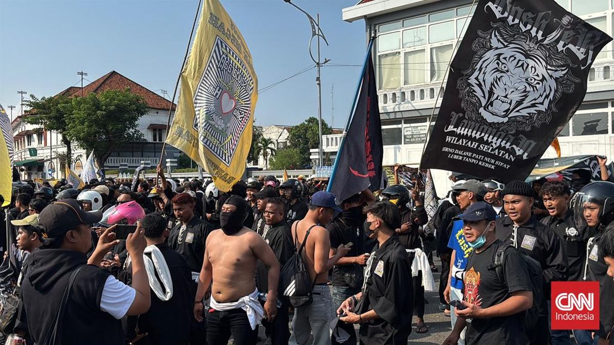 スラバヤでデモ隊と債権回収業者が衝突、治安部隊介入で TNI 隊員負傷