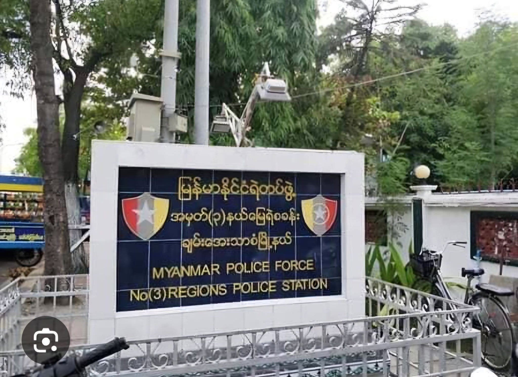 Wife of police officer robbed of gold necklace while offering alms in Mandalay