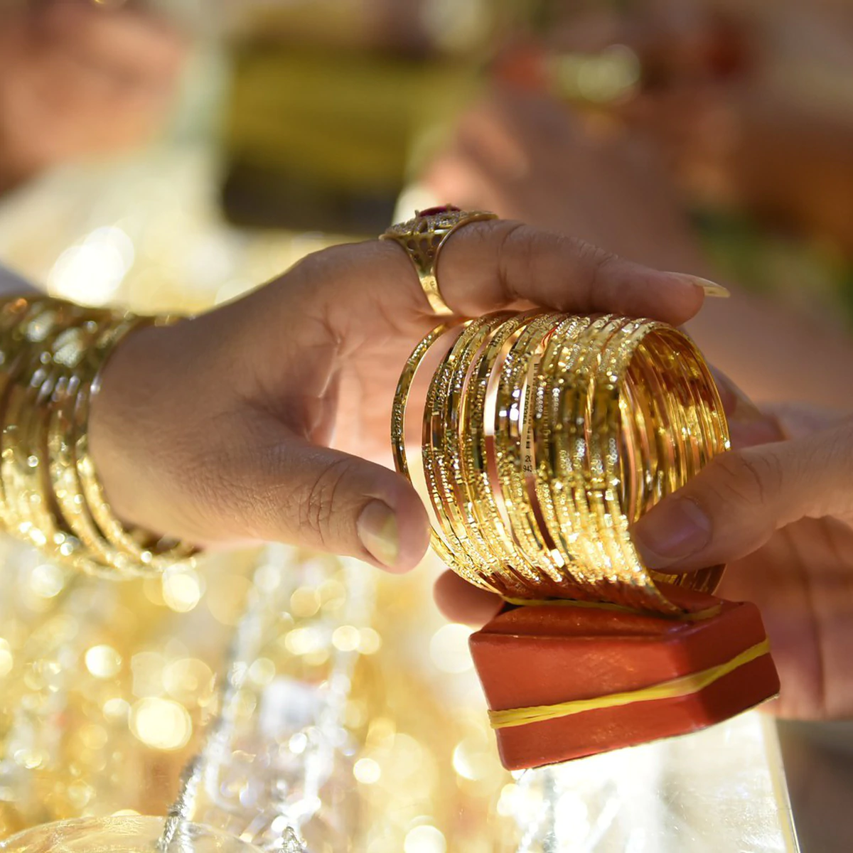Vietnam's Gold Transaction Cash Ban Sparks Confusion as Jewelers Adopt Varied Approaches