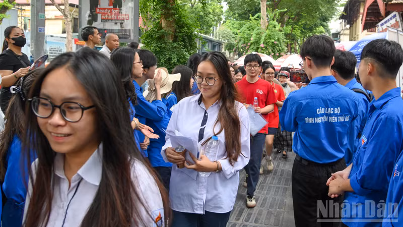 Vietnam High School Graduation Exam: Modern Questions Reflecting Contemporary Society Inspire Youth's Desire to Contribute
