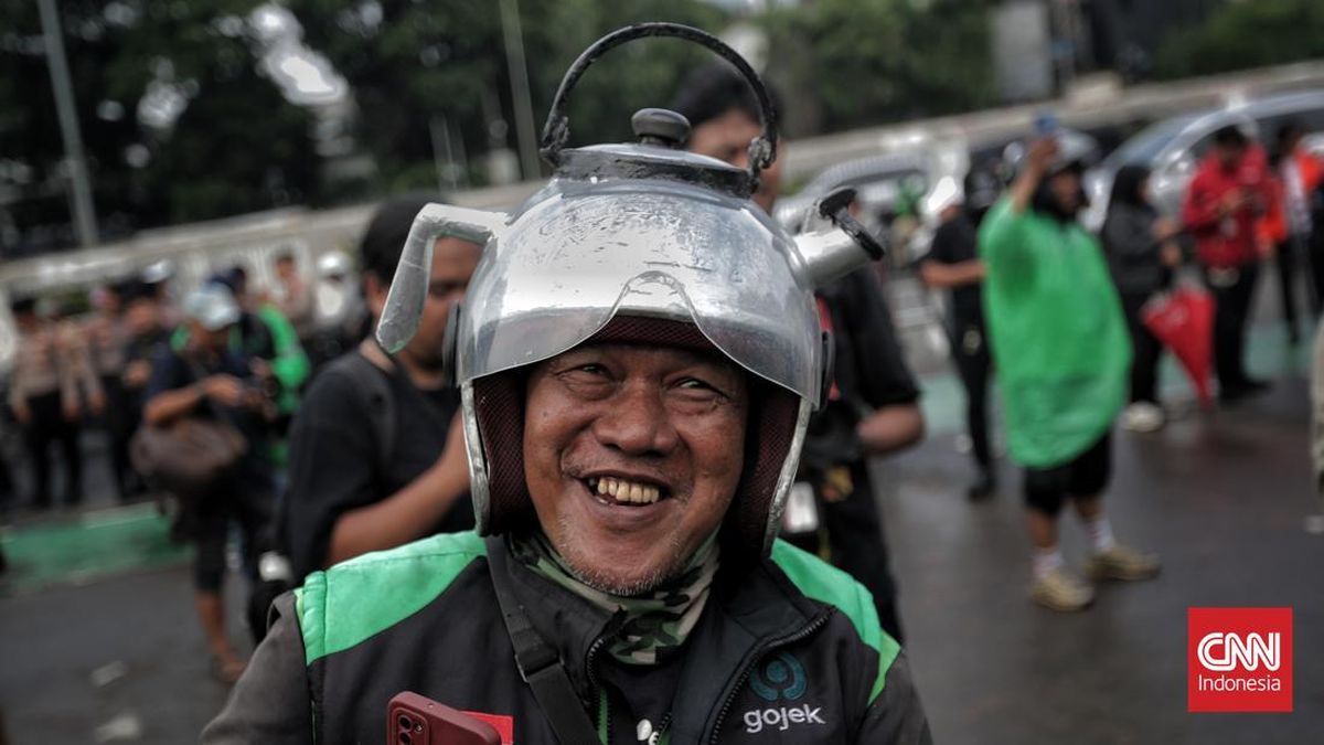 インドネシア、オンラインバイクタクシー運転手の収入増へ新大統領令