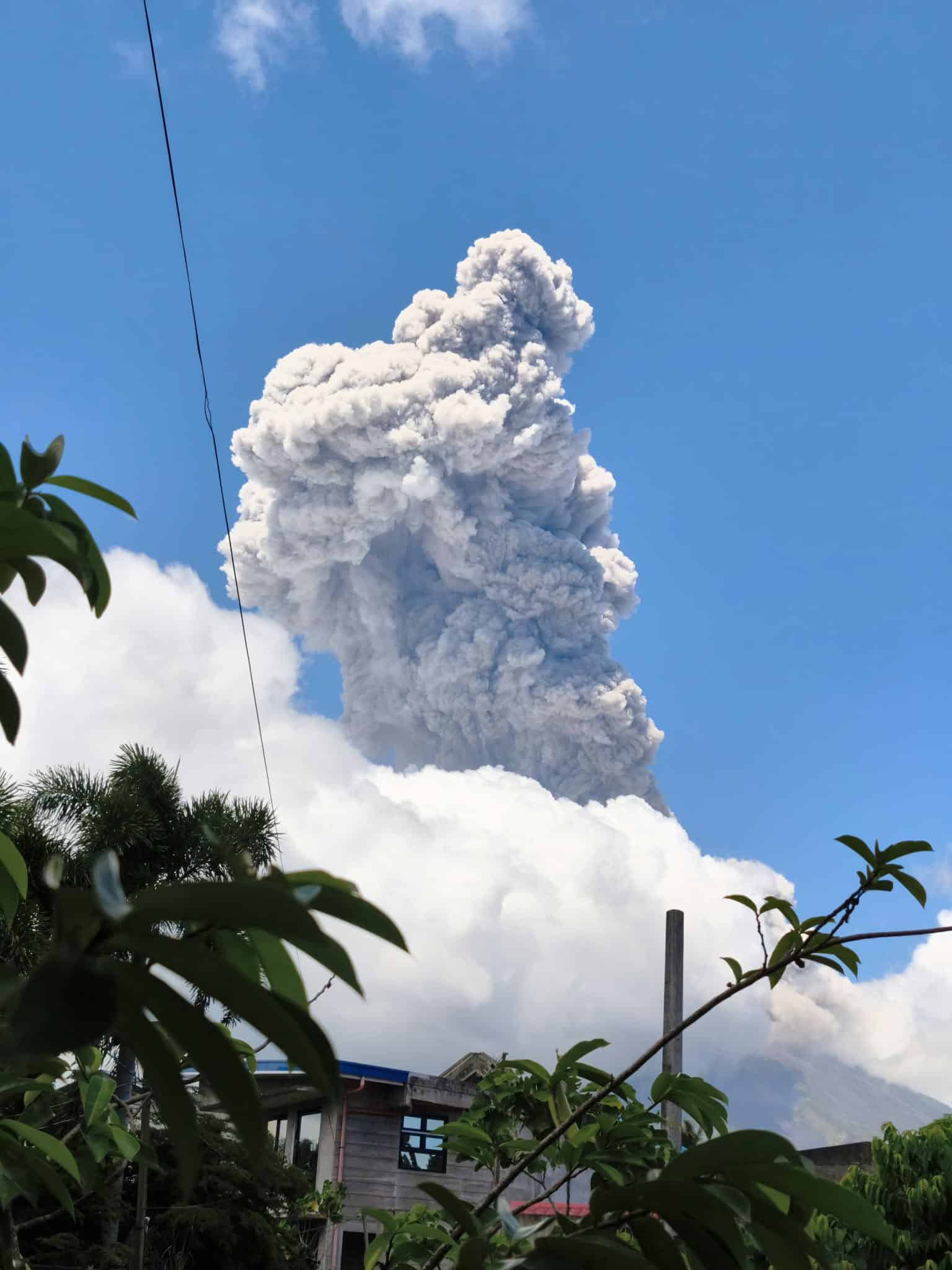 マヨン火山の爆発的噴火、アルバイ州全域で授業停止