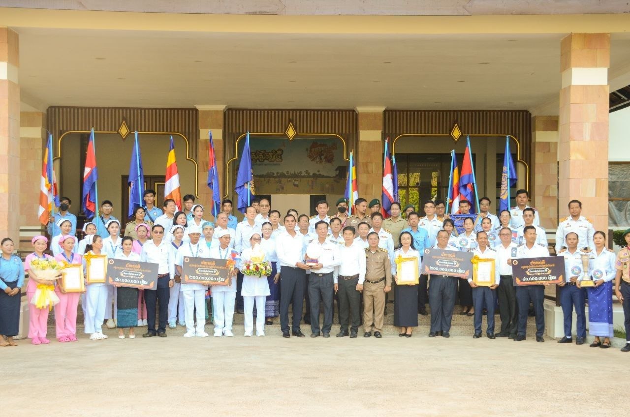 Siem Reap Province Celebrates Model Public Service Providers in Education and Health Sectors