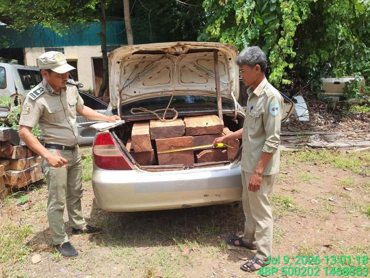 カンボジア北部で違法木材運搬車両を摘発、高級木材「スクロム」を発見