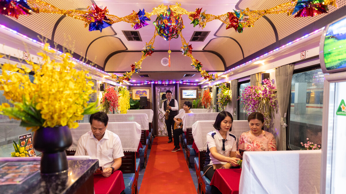 Vietnam Railways Launches New High-Quality Tourist Train on Saigon-Nha Trang Route