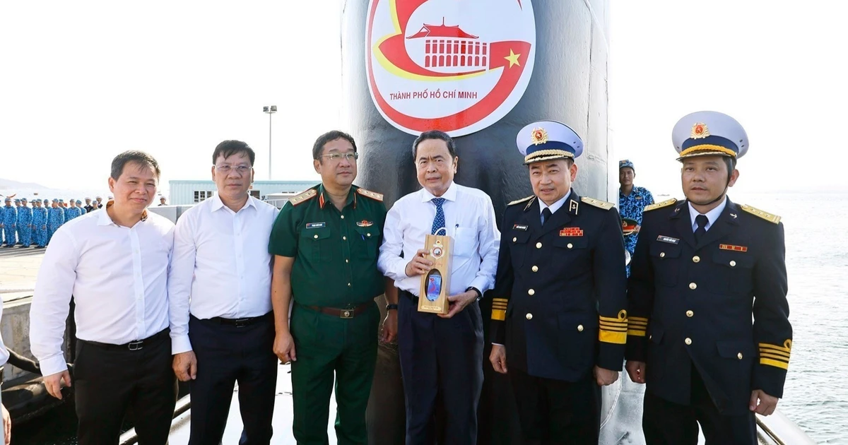 Vietnamese National Assembly Chairman Visits Naval Command, Inspects Submarine Brigade