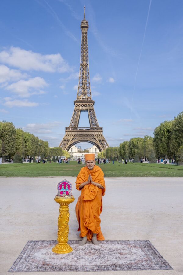 Eiffel Tower Strike Erupts Over Indian Sect's 'Women Exclusion' Demand