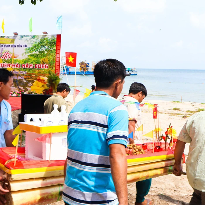 Traditional 'Ba Chua Hon' Festival on Pirate Island: Free Hospitality Boosts Tourism