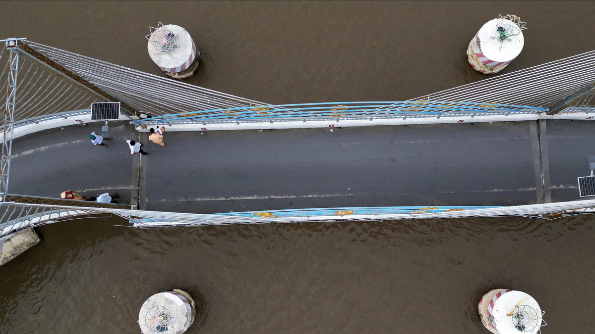 Cargo Barge Collision Damages Ca Mau Bridge, Halting Traffic