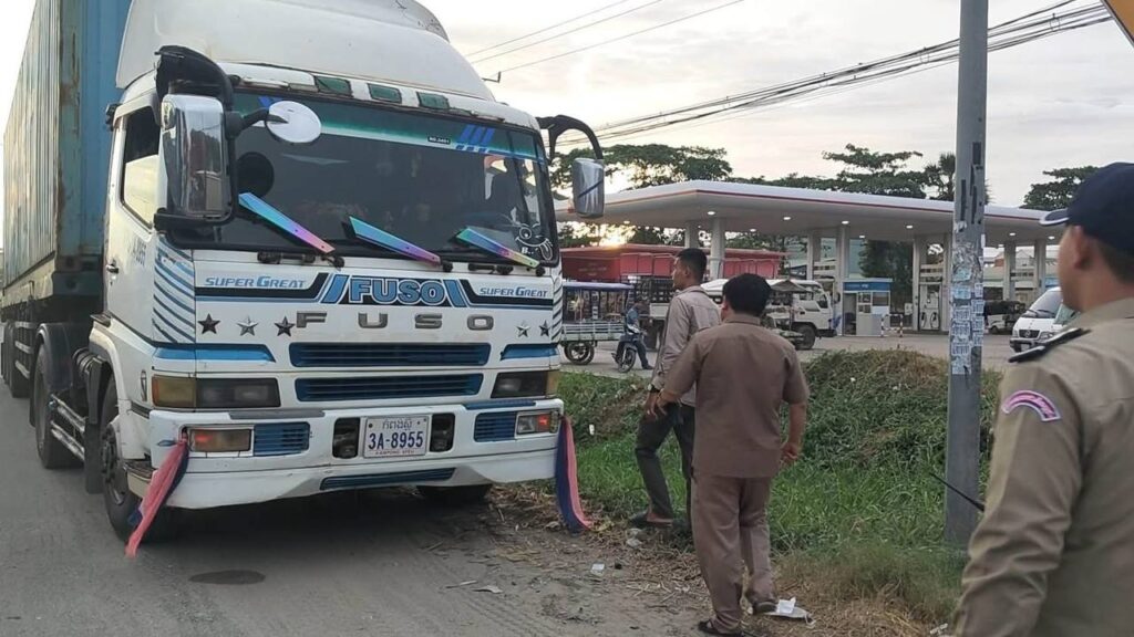 カンボジア、国道4号線に違法駐車のコンテナ車を当局が取り締まり
