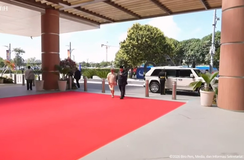 プラボウォ大統領、国産車「マウン・ガルーダ」で第48回ASEAN首脳会議に出席