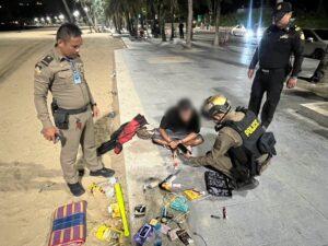 パタヤビーチで観光客に嫌がらせの男を逮捕、薬物とナイフも押収