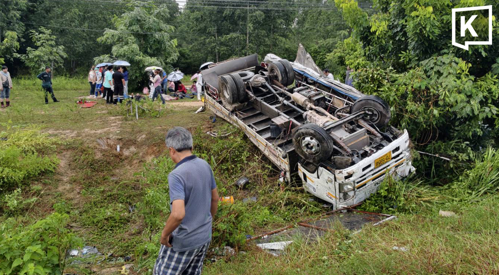 チョンブリで作業員輸送トラック横転、11人負傷