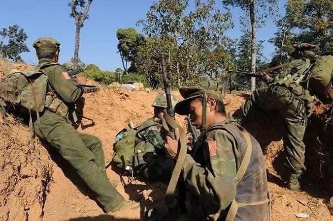 シュエクーで反クーデター軍部隊が待ち伏せ攻撃を受け約20人死亡、反撃した軍は空爆で住民を殺害