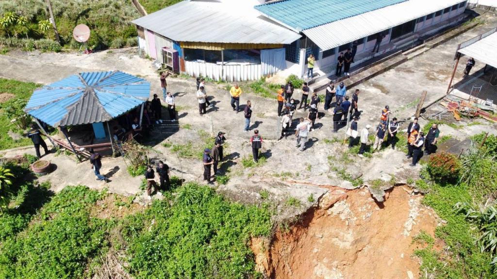 タイ・ナーン県、学校敷地で大規模土砂崩れ 立ち入り禁止に